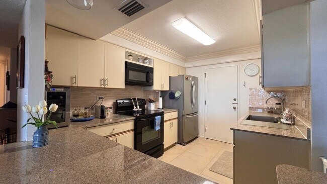 Building Photo - 800 NE 195th St