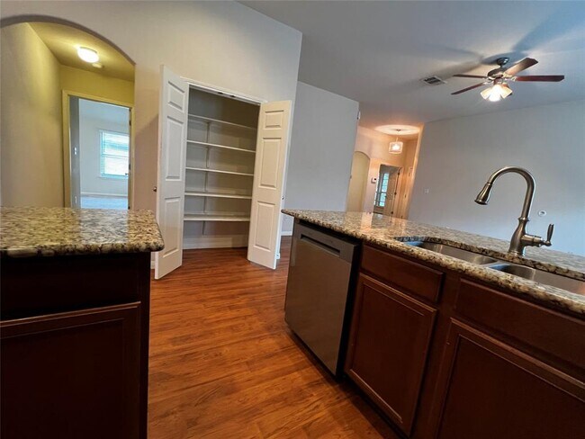 Building Photo - 2708 Cottonwood Shores Dr