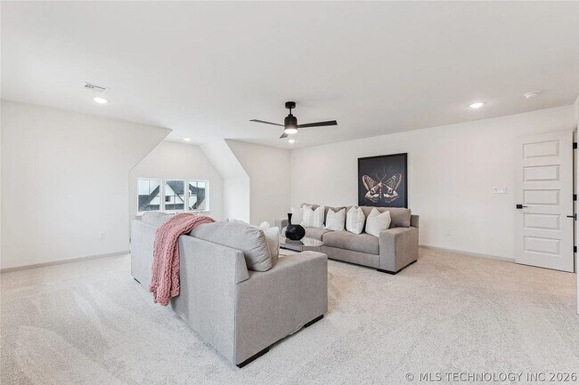 Building Photo - 5 Bed | 5 Bath House