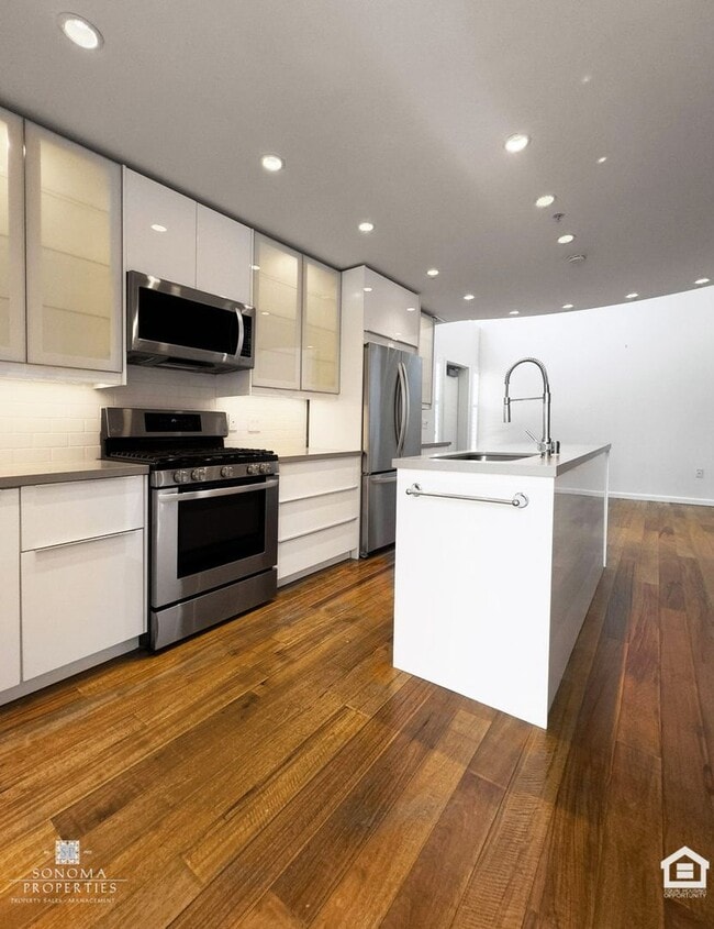 Building Photo - Modern 1BD/2BA Loft Just Minutes from Down...