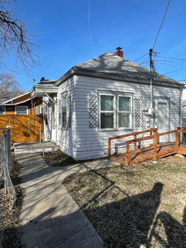 Building Photo - Quant 1 Bedroom, 1 Bathroom Single family home with fenced yard