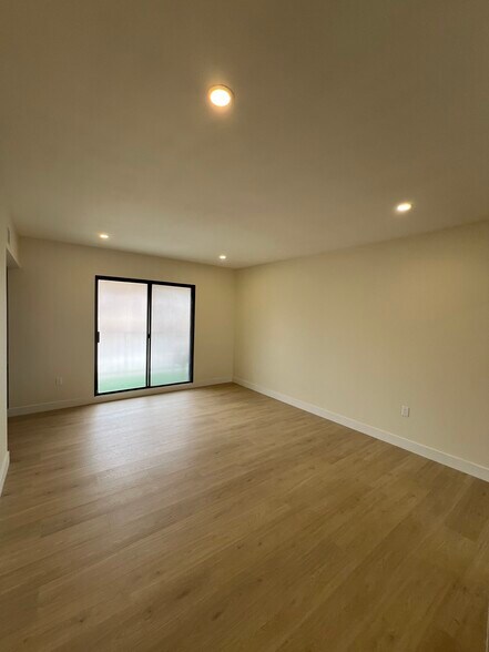 Building Photo - 9950 Reseda Blvd