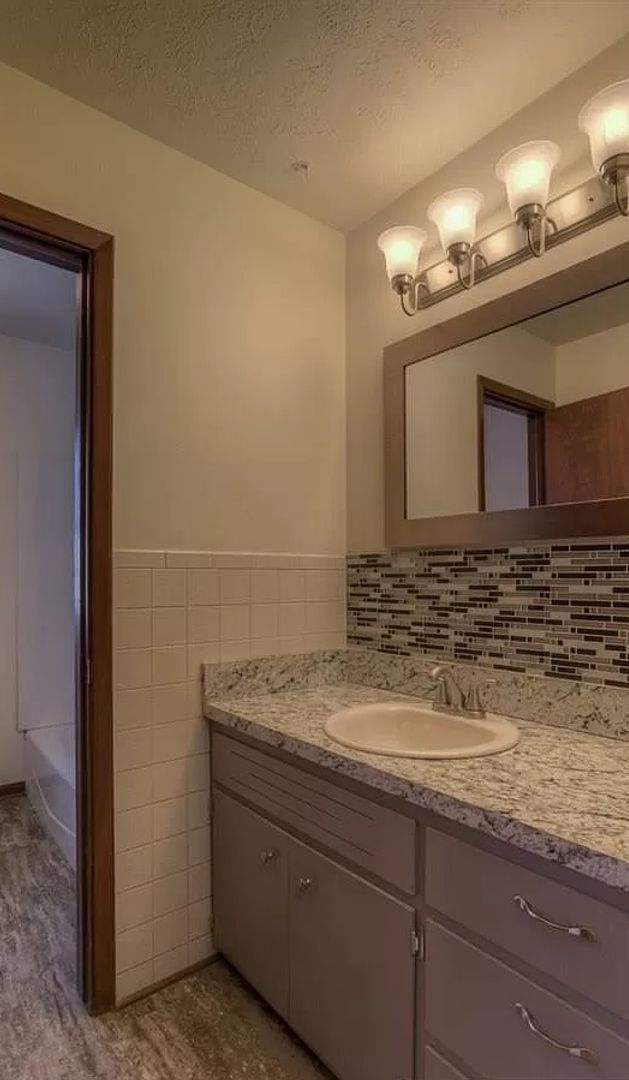 Building Photo - Spacious Home For Rent In Bellevue