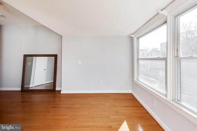 Building Photo - 1006 Otis Pl NW