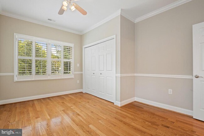Building Photo - 5905 Lone Oak Dr