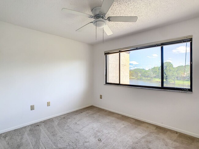 Building Photo - RARE 3 BEDROOM/ 2 BATH IN THE HIGHLY DESIR...