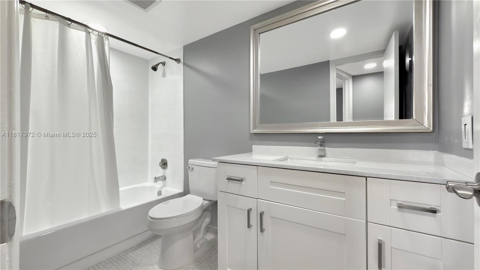 Building Photo - 3571 Inverrary Dr