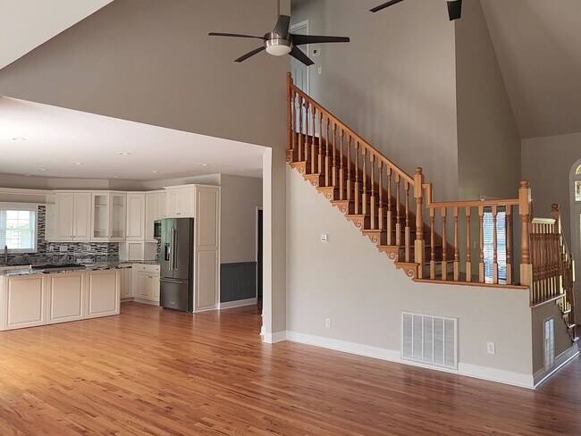 Building Photo - Lakeview Home!