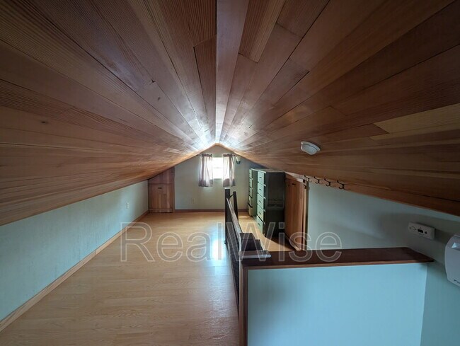 Building Photo - 501 NE Broadway St