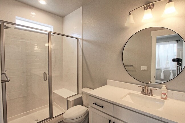 Building Photo - Newer 2 bed 2.5 bath Castle Rock townhome.