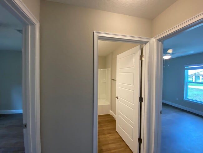 Building Photo - Custom Home - Desirable SE Ocala Neighborh...