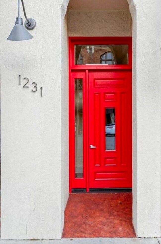 Building Photo - 4 bedroom 2 bath home