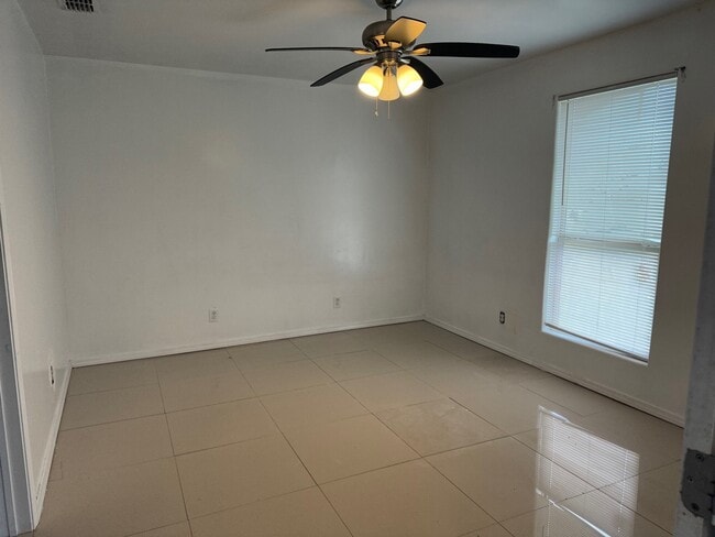 Building Photo - 812 Old Angleton Rd