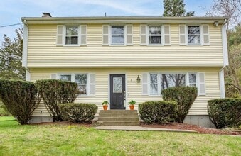 Building Photo - 3 Meadowbrook Rd