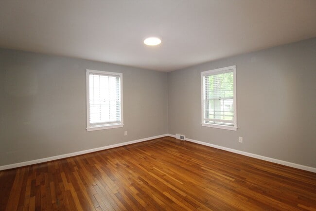 Building Photo - August FREE On This 2 Bedroom 2 Bath Duplex In The Waldo Area