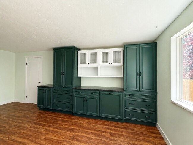 Building Photo - 716 Parkway Ct NE