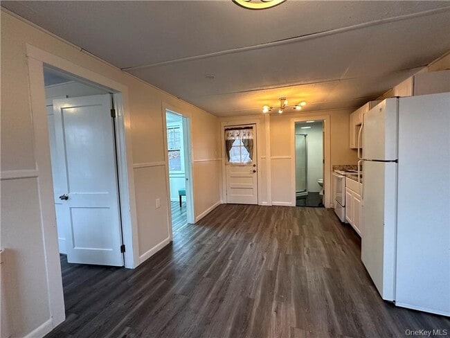 Building Photo - 55-57 Burlingham Rd