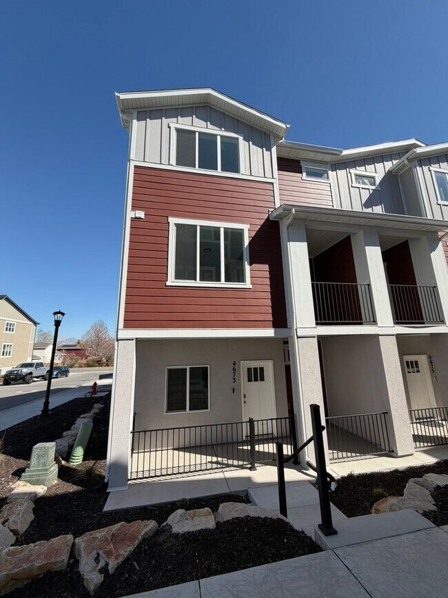 Building Photo - 3 Bedroom /2.5 Bathroom townhouse in Kearns