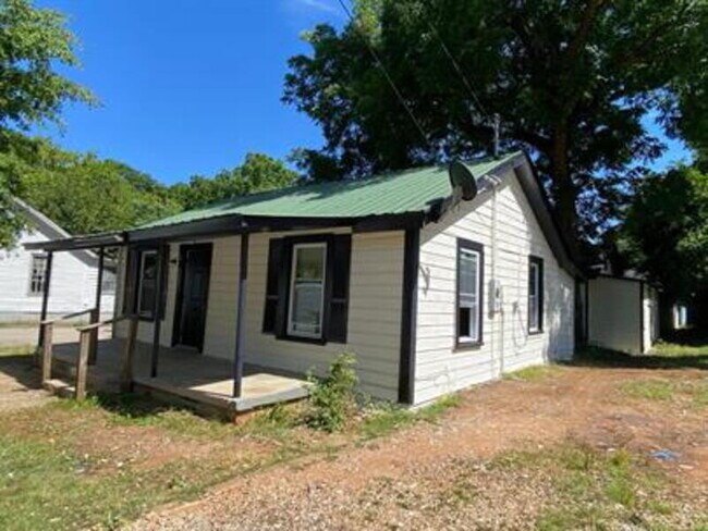 Building Photo - 108-108 De Groat St