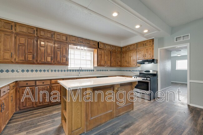 Building Photo - 743 Kings Ln