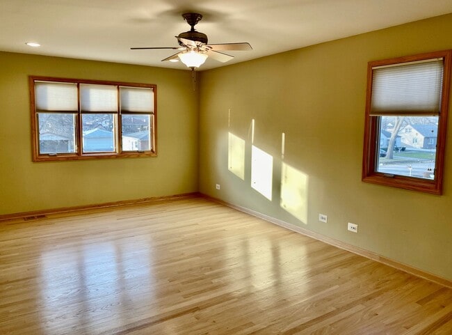 Building Photo - Magnificent 4 Bed / 4.5 Bath Elmhurst Home...