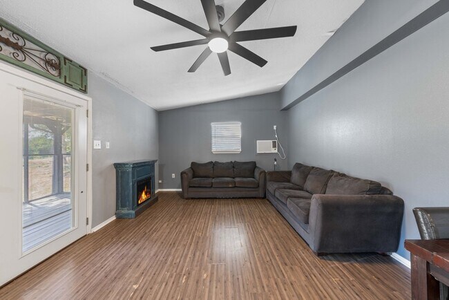 Building Photo - Spacious 4-Bedroom Retreat with Fireplace & Island Kitchen in New Braunfels