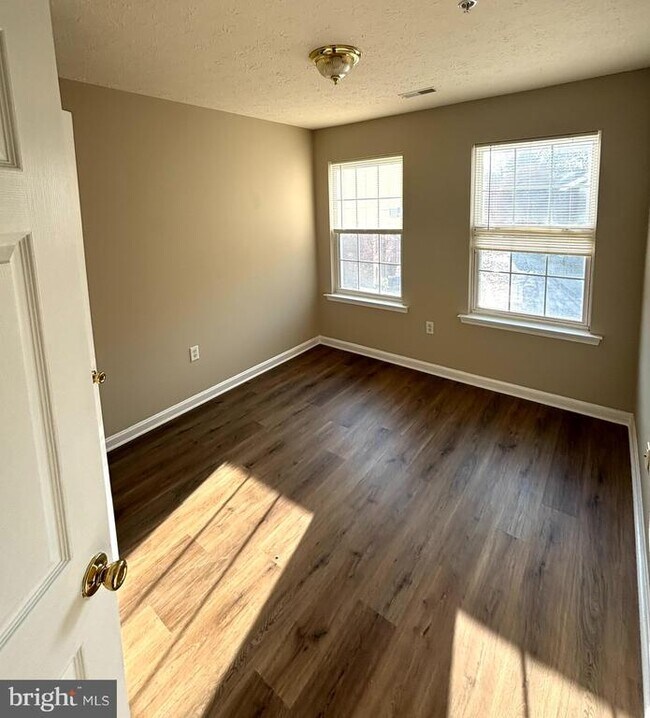 Building Photo - 8002 Bullfinch Pl