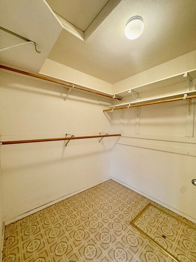 Building Photo - Spacious 3 Bed + Office | 3 Bath | 3-Car G...