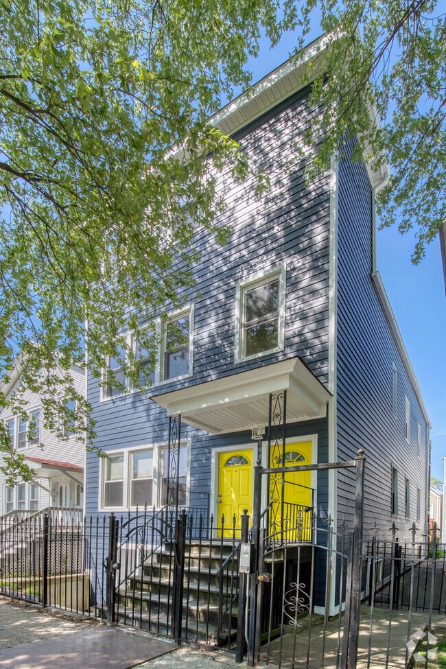 Building Photo - 1850 N Washtenaw Ave