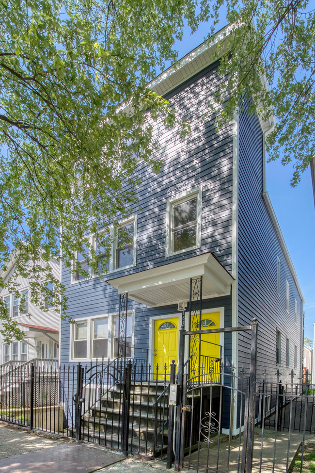Primary Photo - 1850 N Washtenaw Ave