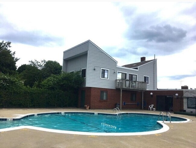 Building Photo - Luxury 2 bed condo includes Heat, hot wate...