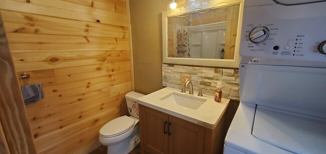 Building Photo - 683 Lakeside Dr