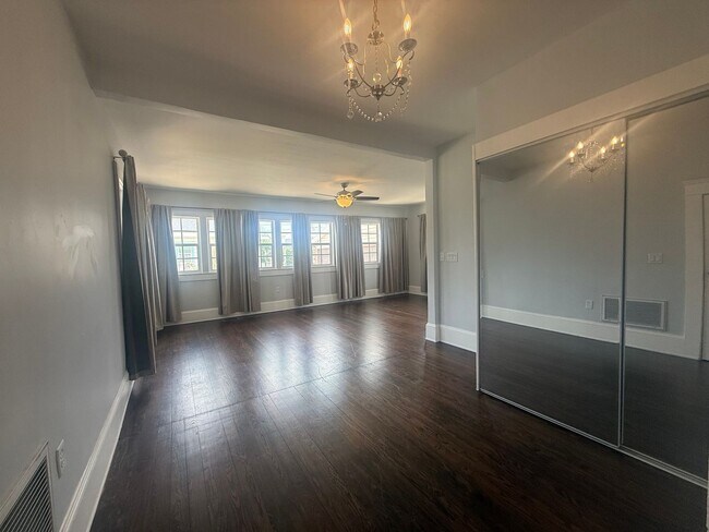 Building Photo - Beautifully updated 3 bedroom 3 bathroom home