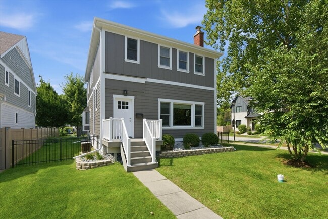 Building Photo - 586 S Hawthorne Ave