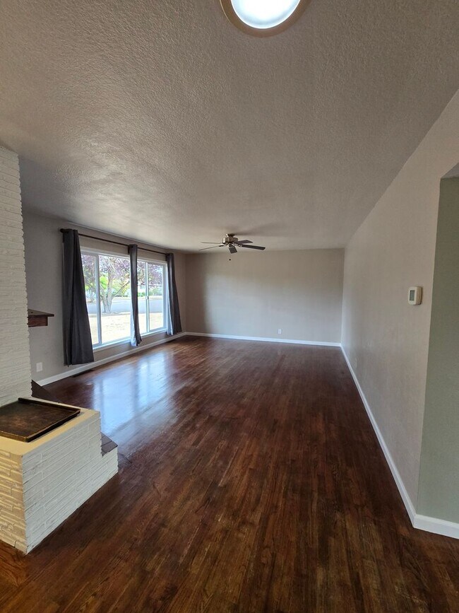 Building Photo - Pet Friendly Single Level 3 Bed 2 Bath Hom...
