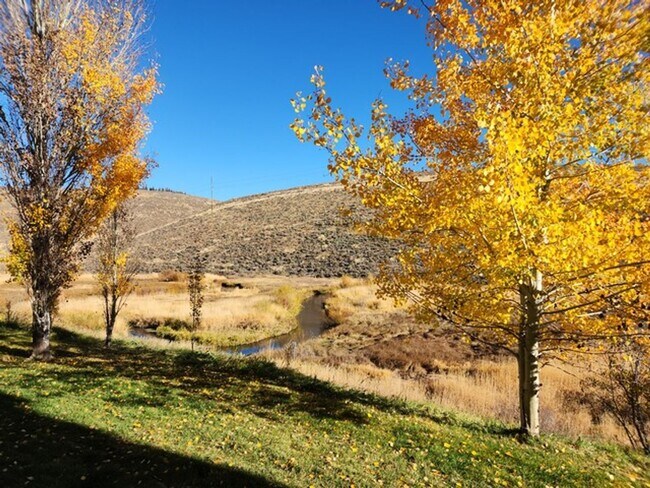 Building Photo - Perfectly Located Canyon Creek Condo - Attached Garage