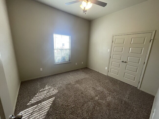 Building Photo - Townhome Located West Of Milwaukee Near Take-Out & Walmart!