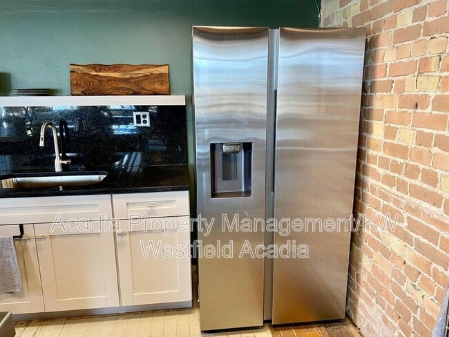 Building Photo - 20 Freedom Blvd 200 W