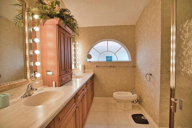 Building Photo - Seasonal Short-Term 3 Bedroom 3 Bathroom Home in The Patio Homes of Chestnut Creek!