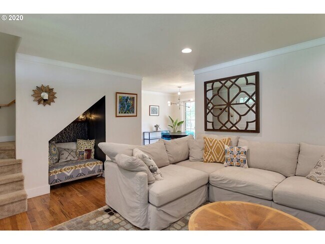 Building Photo - LAKE OSWEGO/LAKE GROVE LARGE UPDATED HOME ...