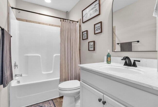 Building Photo - 4 bedroom 2.5 bathroom home close to beaches, shopping, and Marine Corps Bases.