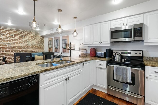 Building Photo - Stunning 2-Story Loft in the Heart of Downtown