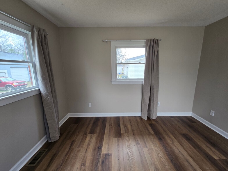 Building Photo - Room in House on Lucky Ct