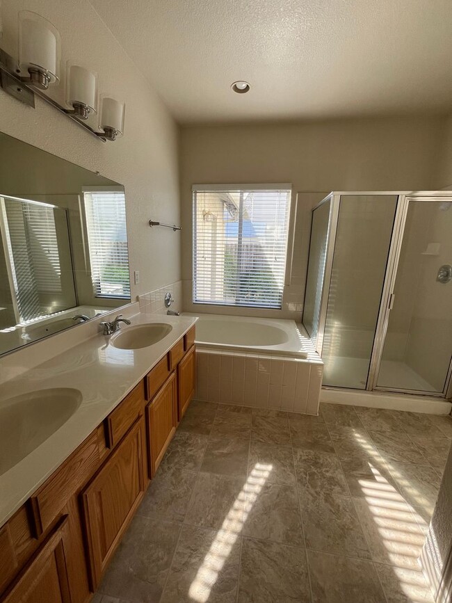 Building Photo - Large 5 Bedroom Home in Mace Ranch