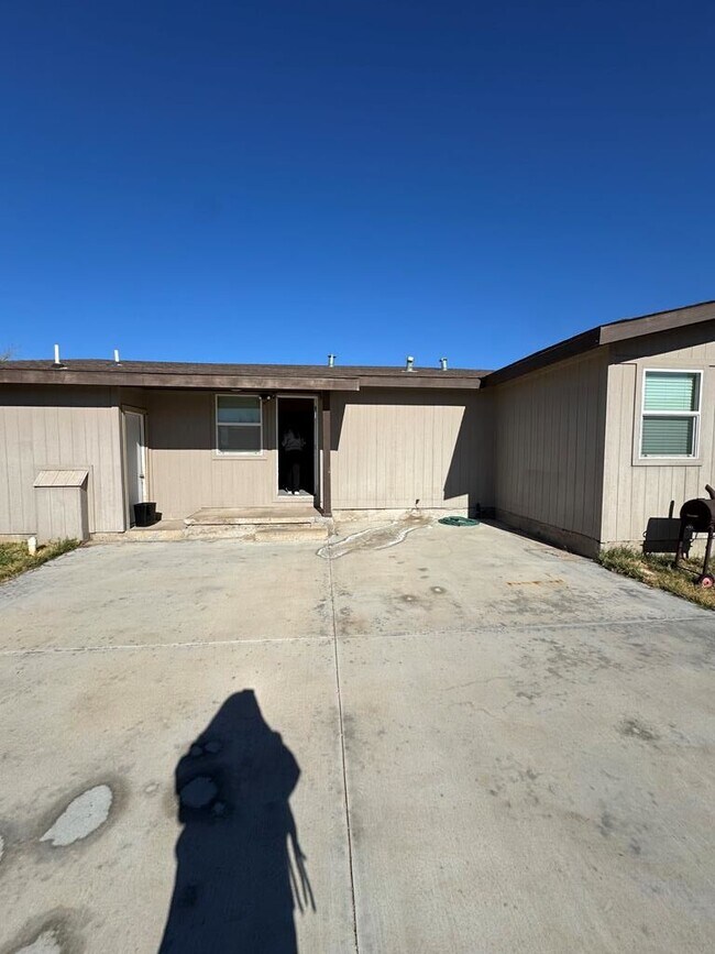 Building Photo - 2826 Hilltop Dr