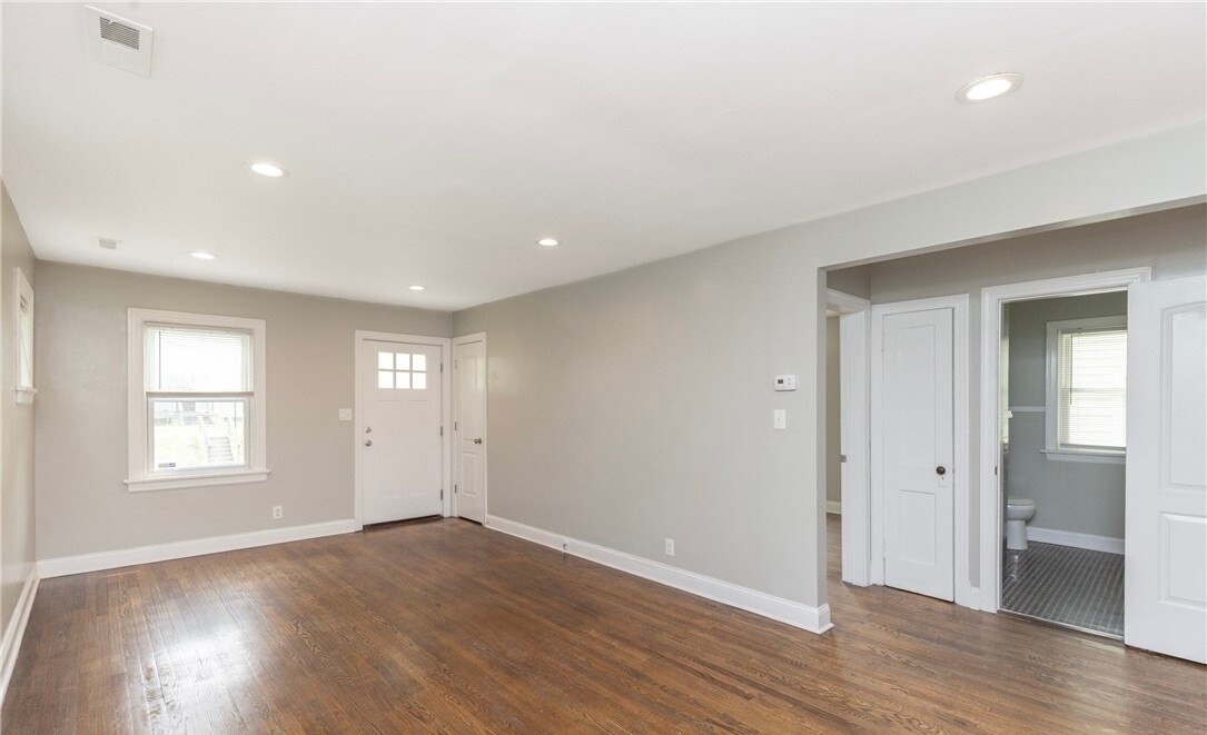 Living - 1302 Mount Erin Dr