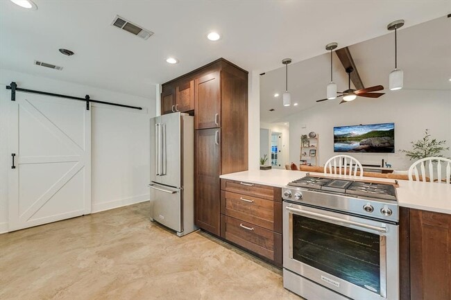 Building Photo - 9012 Texas Oaks Dr