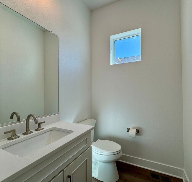 Building Photo - 706 Saddle Dr