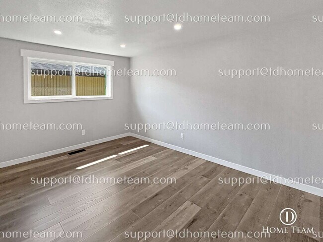 Building Photo - "Charming 4-Bedroom Home with Scenic Views & Finished Basement in Renton!"