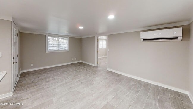 Building Photo - 1255 Central Dr